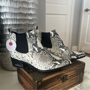 Blondo Emelia Waterproof Ankle Boots